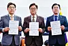 Conservative People Power Party floor leader Kweon Seong-dong, left, National Assembly Speaker Woo Won-shik, center, and liberal Democratic Party floor leader Park Chan-dae hold documents listing agreed provisions for the national pension reform scheme at the National Assembly in western Seoul on March 20. [NEWS1]