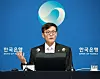 Bank of Korea (BOK) Gov. Rhee Chang-yong speaks during a post-policy press conference in central Seoul on Friday. The BOK kept its interest rate steady at the 15-year high of 3.5 percent. [BOK]