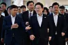 Democratic Party (DP) presidential candidate Lee Jae-myung, center right, converses with SK hynix CEO Kwak Noh-jung during a visit to SK hynix’s Icheon campus on April 28. [JOINT PRESS CORPS]