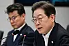 Democratic Party (DP) presidential candidate Lee Jae-myung, right, speaks during a visit to SK hynix’s Icheon campus on April 28. [NEWS1]