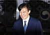 Cho Kuk, former head of the Rebuilding Korea Party, walks out of the Seoul Southern Detention Center in western Seoul on Aug. 15. [NEWS1]