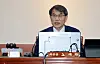 Rho Tae-ak, chairperson of the National Election Commission (NEC), confirms Lee Jae-myung as the president-elect of Korea on June 4 in Gwacheon, Gyeonggi. [YONHAP]