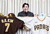 San Diego Padres utility man Kim Ha-seong speaks to reporters after winning the National League Gold Glove at the utility spot in a press conference in Gangnam District, southern Seoul, on Nov. 20. [YONHAP]