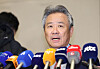 Korean Sport and Olympic Committee President Lee Kee-heung speaks at Incheon International Airport in Incheon on Wednesday. [YONHAP]