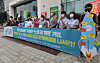 Coupang workers at its headquarters in Jamsil, southern Seoul, on Monday demand the e-commerce operator apologize for failing to respond properly after some of the workers at its distribution center in Bucheon, Gyeonggi, tested positive in May. [NEWS1]