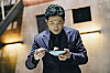 Anh Sung-jae judges a dish on Netflix Korea's cooking survival show ″Culinary Class Wars″ [NETFLIX KOREA]