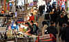 People shop at a market in Seoul on Nov. 3. [YONHAP]