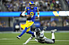 Los Angeles Rams quarterback Matthew Stafford, left, runs the ball after evading a tackle from Seattle Seahawks linebacker Darrell Taylor during the second half of an NFL football game on Nov. 19, 2023 in Inglewood, Calif. [AP/YONHAP]