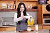 Singer Umji of girl group Viviz shares her mother's cooking recipe during an interview with the JoongAng Ilbo. [JOONGANG ILBO]