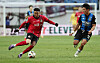FC Seoul midfielder Jesse Lingard, left, dribbles the ball during a K League 1 match against Incheon United at Seoul World Cup Stadium in western Seoul on March 10. [NEWS1]
