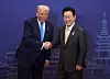 President Lee Jae Myung welcomes U.S. President Donald Trump ahead of a state dinner hosted by the president at the Grand Ballroom of the Hilton Hotel in Gyeongju, North Gyeongsang, on Oct. 29. [YONHAP]