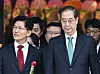 Independent presidential candidate Han Duck-soo, right, and People Power Party candidate Kim Moon-soo, left, are seen at an event celebrating Buddha's birthday at Jogyesa Temple in Jongno District, central Seoul, on May 5. [JOINT PRESS CORPS]