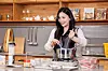 Singer Umji of girl group Viviz shares her mother's cooking recipe during an interview with the JoongAng Ilbo. [JOONGANG ILBO]