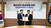 Incheon Port Authority President Lee Kyung-kyu, left, and Yoon Won-seok, commissioner of the Incheon Free Economic Zone Authority, signed a memorandum of understanding to enhance cooperation between the two organizations for the Golden Harbor project at the G-Tower in Songdo, Incheon, on April 30. [IFEZ]