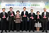From left: Kim In-seok, CEO of LG Sports; Ko Young-seop, president of the Doosan Bears; Bong Yang-soon, head of the Environment and Water Resources Committee; Oh Se-hoon, mayor of Seoul; Khalid Radi, acting representative director of Aramco Asia Korea; Yoon Hye-yeon, chairman of the Seoul Association of Self-Sufficiency Promotion Centers; Shin Hee-ho, president of Amoje Food pose for a photo with reuseable cups at the 'Multi-use Plastic Food Tray Program' partnership agreement ceremony at Seoul City Hall. [SEOUL METROPOLITAN GOVERNMENT]