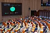 Lawmakers vote during the second plenary session of the 427th National Assembly extraordinary session in Yeouido, western Seoul, on July 23, passing a revision to the Higher Education Act that lowers the cap on university tuition hikes from 1.5 times to 1.2 times the average consumer price increase over the past three years. [NEWS1]