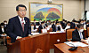Chairman Eun Sung-soo of the Financial Services Commission speaks at a meeting held at the National Assembly in western Seoul, Wednesday. [YONHAP]