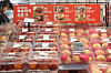Peaches and nectarines sorted by an AI-powered system are displayed at a branch of Lotte Mart in Seoul in July. [YONHAP]