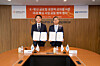 Cha Jae-byeong, CEO of Korea Aerospace Industries, left, and Son Jae-il, CEO of Hanwha Aerospace, pose for a photo after signing a memorandum of understanding for joint cooperation on future core projects to strengthen the global competitiveness of Korea’s defense industry on Feb. 5 at Hanwha Building in Jung District, central Seoul. [HANWHA AEROSPACE/KOREA AEROSPACE INDUSTRIES]