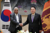 Korean President Yoon Suk Yeol, right, holds a bilateral summit with Sri Lankan President Ranil Wickremesinghe, left, on the sidelines of the UN General Assembly in New York on Monday. [JOINT PRESS CORPS]