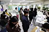 Voters line up to cast their ballots at a polling station in Bangbae-dong in Seocho District, southern Seoul, on Wednesday. [YONHAP]