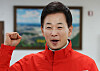 Conservative People Power Party candidate Yoo Yeong-ha, who is running in Daegu Dalseo A District in the 22nd National Assembly elections, poses for the press after completing his registration at the Dalseo District Election Commission in Daegu on March 21. [NEWS1]