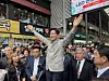 People Power Party presidential candidate Kim Moon-soo greets citizens during a visit to Jukdo Market in Pohang, North Gyeongsang on May 6. [JOONGANG ILBO]