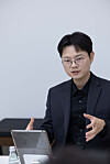 Designer Lee Su-bum, who led the design of Polestar 4, talks during an interview with the Korea JoongAng Daily in central Seoul on Tuesday. [POLESTAR KOREA]