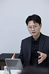 Designer Lee Su-bum, who led the design of Polestar 4, talks during an interview with the Korea JoongAng Daily in central Seoul on Tuesday. [POLESTAR KOREA]
