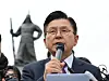 Independent presidential candidate Hwang Kyo-ahn speaks at the Gwanghwamun Square in central Seoul on June 1. [NEWS1]