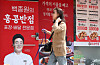 A Hong Kong Banjeom restaurant, operated by celebrity chef Paik Jong-won's company Theborn Korea, offers discounts on May 13 in Seoul. [YONHAP]