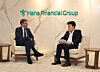 Bain Capital Co-Managing Partner John Connaughton, left, talks with Hana Financial Group Chairman and CEO Ham Young-joo at Hana Financial Group's offices in Jung District, central Seoul, on Jan. 17. [HANA BANK]