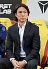 Hong Myung-bo watches as Ulsan HD face Gwangju at Gwangju Football Stadium in Gwangju on May 15. [YONHAP]