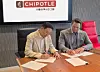 Scott Boatwright, right, CEO of Chipotle Mexican Grill, and Hur Hee-soo, vice president of SPC Group, sign an agreement to establish a joint venture to operate Chipotle's business in Korea and Singapore. [SPC GROUP]