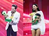 Singers G-Dragon, left, and Jennie receive Grand Prizes at the Melon Music Awards at Gocheok Sky Dome in western Seoul on Dec. 20. [KAKAO ENTERTAINMENT]