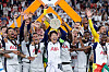 Tottenham Hotspur captain Son Heung-min, center, lifts the Europa League trophy at San Mames stadium in Bilbao, Spain, on May 21. [AFP/YONHAP]