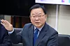 Former Prime Minister Kim Boo-kyum speaks during a meeting with medical professionals at Kyungpook National University Hospital in Daegu on May 23. [NEWS1]