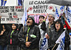 Air Canada employees and union members protest outside the Air Canada headquarters in Montreal, Aug. 17, after the federal government intervened in the labour dispute between the airline and the union representing its flight attendants, ordering binding arbitration and operations to resume. [AP/YONHAP]