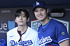 V of boy band BTS, left, poses for a photo with Los Angeles Dodgers' designated hitter Shohei Ohtani before a baseball game against the Cincinnati Reds on Aug. 25 in Los Angeles. [AP/YONHAP]