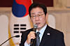 President Lee Jae Myung speaks during a luncheon press conference with Korean journalists in a hotel in Shanghai on the outcome of his state visit to China, on Jan. 7. [JOINT PRESS CORPS]