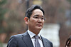 Samsung Electronics Co. Chairman Lee Jae-yong arrives at the Seoul Central District Court in Seocho District, southern Seoul, on Monday afternoon, ahead of the hearing where the court delivered its judgement. [YONHAP]
