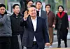 Impeached President Yoon Suk Yeol waves to his supporters upon his release from Seoul Detention Center in Gyeonggi on March 8. [NEWS1]