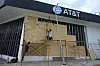 Workers board up a storefront as they prepare for the arrival of Hurricane Erick, in Acapulco, Mexico, June 18. [AP/YONHAP]