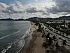 Tourists stroll along the beach shore before the arrival of Hurricane Erick, in Acapulco, Mexico, June 18. [AP/YONHAP]