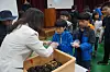 A teacher hands out rice balls to elementary school students on May 9, 2018, as part of a commemorative event for the Gwangju Uprising in 1980. [JOONGANG DB]