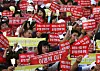 Protesters in central Seoul hold candles and placards demanding the ban on U.S. beef imports during the former Lee Myung-bak administration on June 9, 2008. [JOONGANG ILBO]