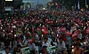 Protesters in central Seoul hold candles and placards demanding the ban on U.S. beef imports during the former Lee Myung-bak administration on June 26, 2008. [JOONGANG ILBO]