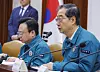 Prime Minister Han Duck-soo, right, on Friday speaks during the Central Disaster and Safety Countermeasures Headquarters' meeting held at the government complex in downtown Seoul. [YONHAP]