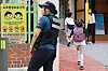 Police are stationed in front of an elementary school in Seoul on Sept. 12 amid a surge of kidnapping cases. [YONHAP]