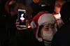A protester uses a candlelight app on a smartphone to protest for the impeachment of former President Park Geun-hye in central Seoul on Nov. 26, 2016. [JOONGANG ILBO]